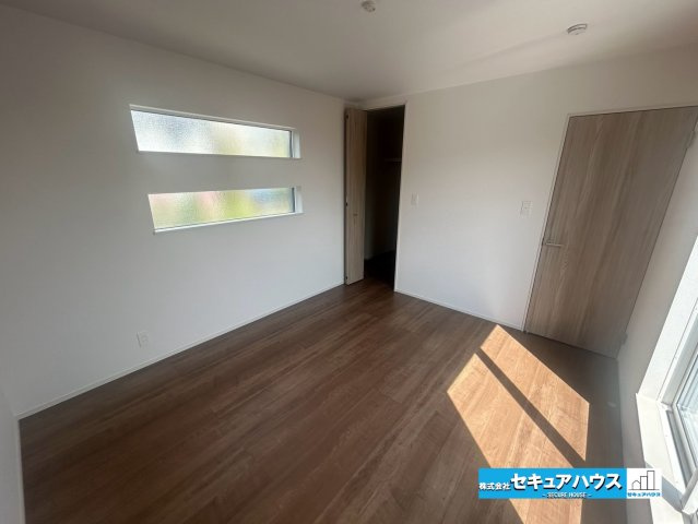 【本日ご案内可能】日進市藤島町五反田　全2棟の洋室|【洋室7帖】
◆広々とした居住空間は日々の暮らしを彩り、心のやすらぎと満足感を与えてくれます。通風と採光を考慮した設計は子供たちはのびのび育ち、家族でくつろぎと団らんを生み出します。　　　　　　　　　