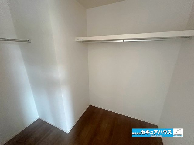 【本日ご案内可能】日進市藤島町五反田　全2棟の収納|【洋室7帖のウォークインクローゼット】
◆L字にハンガーパイプが設置されているため沢山のお洋服をかけることができます。
◆キャリーバッグやゴルフバッグなどの大きな荷物も収納できる広さです。　　　　　　