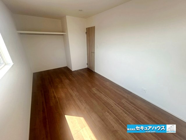 【本日ご案内可能】日進市藤島町五反田　全2棟の洋室|【洋室6.7帖】
◆家族一人ひとりの大切なプライベート空間。趣味に合わせて使って頂けるようシンプルに仕上げてあります。暮らし心地を大きく左右する収納を、適材適所に配置し使い勝手を考慮しました。　　　　