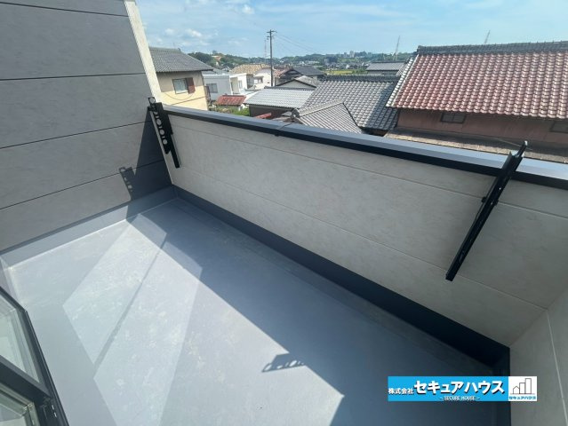 【本日ご案内可能】日進市藤島町五反田　全2棟のバルコニー|【バルコニー】
◆見晴らしもよく、太陽の温かな温もりをめいっぱい受け止めてくれます。
太陽の光と爽やかな風を受けたお洗濯物はあっという間に乾き、取りこむ時には太陽の匂いを感じられそうですね。　　　　　