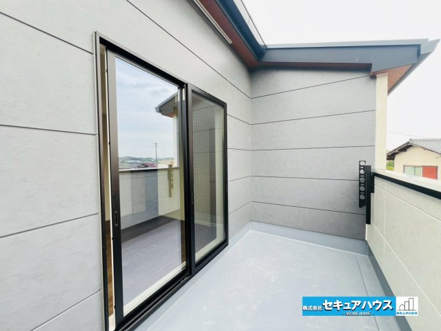 【本日ご案内可能】日進市藤島町五反田　全2棟のバルコニー|【バルコニー】
◆見晴らしもよく、太陽の温かな温もりをめいっぱい受け止めてくれます。
太陽の光と爽やかな風を受けたお洗濯物はあっという間に乾き、取りこむ時には太陽の匂いを感じられそうですね。　　　　　