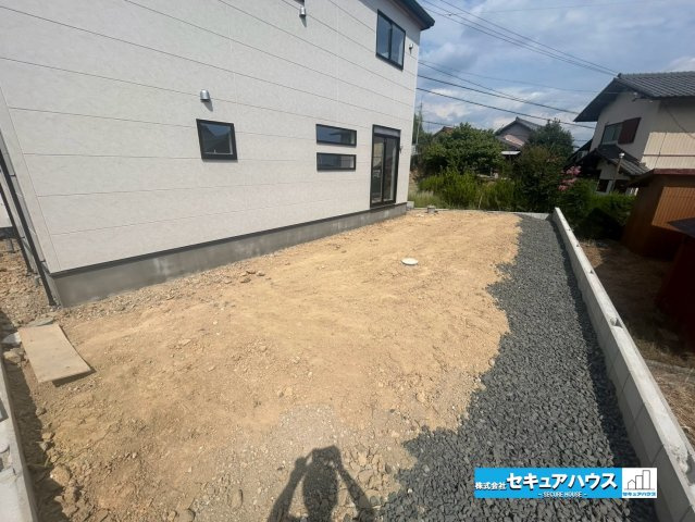 【本日ご案内可能】日進市藤島町五反田　全2棟の庭|【庭】
◆広々としたお庭付きの物件です！ウッドデッキを設置したり、芝生を敷いてお子様やペットの遊び場をつくることができます♪夏にはお子様用のプールを広げることのできる広さがあります。　　　　　　　　　