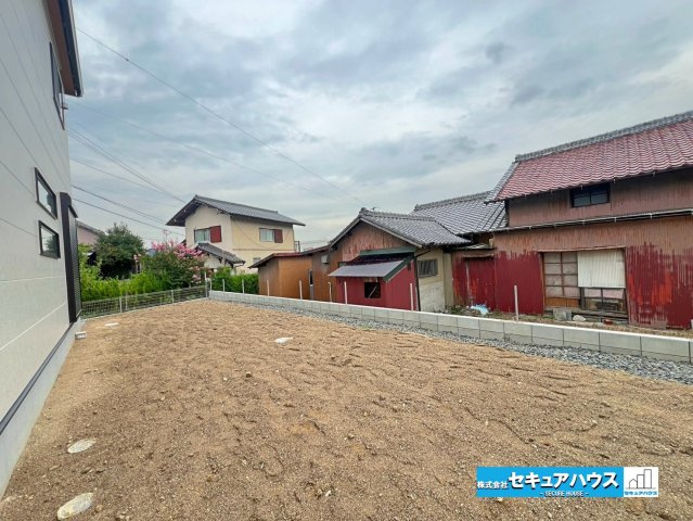 【本日ご案内可能】日進市藤島町五反田　全2棟の庭|【庭】
◆広々としたお庭付きの物件です！ウッドデッキを設置したり、芝生を敷いてお子様やペットの遊び場をつくることができます♪夏にはお子様用のプールを広げることのできる広さがあります。　　　　　　　　　