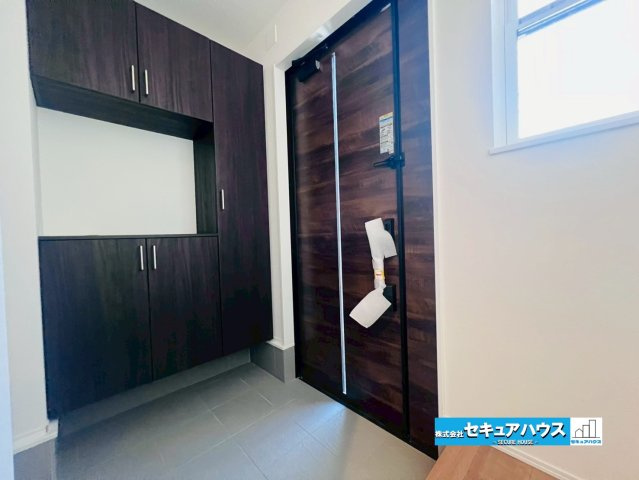 【同施工物件ご案内可能】日進市藤島町五反田　全2棟の内観：施工例|【玄関イメージ】
◆光が差し込み明るいです。気分も晴れやかになりますね。
◆玄関には、収納力のあるシューズボックスがございます。玄関まわりがすっきり片付きます。
◆ダブルロックキーで防犯面も安心です。