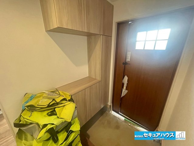【本日ご案内可能】日進市藤島町五反田　全2棟の玄関|【玄関】
◆光が差し込み明るいです。気分も晴れやかになりますね。
◆玄関には、収納力のあるシューズボックスがございます。玄関まわりがすっきり片付きます。
◆ダブルロックキーで防犯面も安心です。　　　　