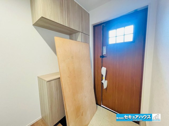 【本日ご案内可能】日進市藤島町五反田　全2棟の玄関|【玄関】
◆光が差し込み明るいです。気分も晴れやかになりますね。
◆玄関には、収納力のあるシューズボックスがございます。玄関まわりがすっきり片付きます。
◆ダブルロックキーで防犯面も安心です。　　　　