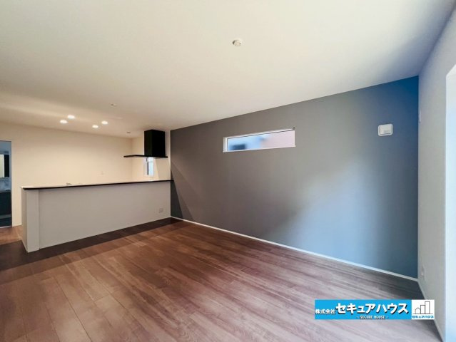 【同施工物件ご案内可能】日進市藤島町五反田　全2棟の内観：施工例|【LDKイメージ】
◆家族揃ってリビングで過ごすお休みの日が、楽しみになる場所となることでしょう。
対面式のオープンキッチンは、家事をしながら家族の様子が一目でわかる安心＆便利設備♪　　　　　　　　　