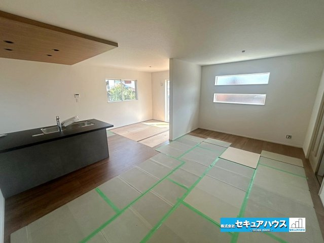 【本日ご案内可能】日進市藤島町五反田　全2棟の居間・リビング|【LDK20.7帖】
◆家族揃ってリビングで過ごすお休みの日が、楽しみになる場所となることでしょう。
対面式のオープンキッチンは、家事をしながら家族の様子が一目でわかる安心＆便利設備♪　　　　　　　　