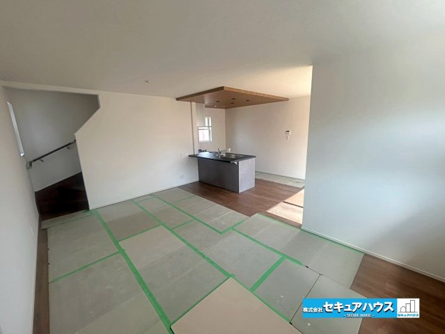 【本日ご案内可能】日進市藤島町五反田　全2棟の居間・リビング|【LDK20.7帖　別角度】
◆日当たりが良く温かい広々リビングは家族の団らんスペースになります。　　　　　　　　　　　　　　　　　　　　　　　　　　　　　　　　　　　　　　　　　　　　　　　　　　　