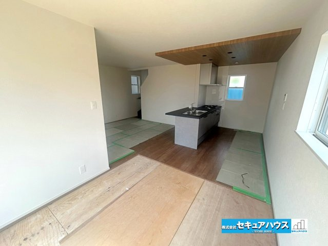 【本日ご案内可能】日進市藤島町五反田　全2棟の居間・リビング|【タタミコーナー4.5帖】
◆リビングに続くタタミコーナーはお子様の遊び場や寝転がるスペースとして活躍します。料理をしながらリビングやタタミコーナーでくつろぐ家族の様子を見ることができる設計です。　
