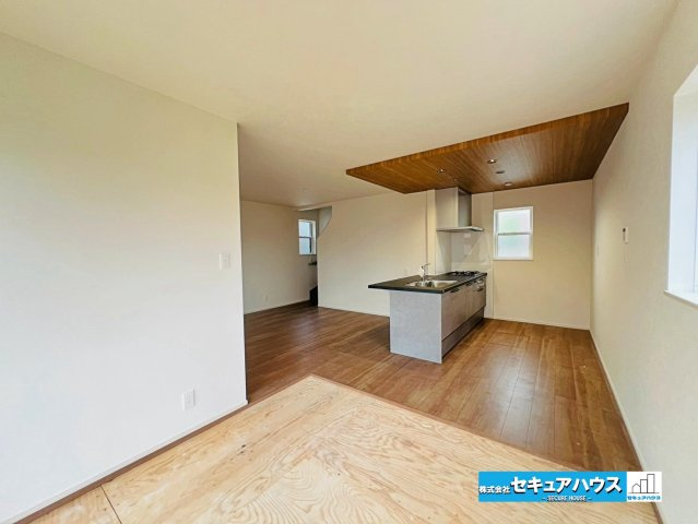 【本日ご案内可能】日進市藤島町五反田　全2棟の居間・リビング|【タタミコーナー4.5帖】
◆リビングに続くタタミコーナーはお子様の遊び場や寝転がるスペースとして活躍します。料理をしながらリビングやタタミコーナーでくつろぐ家族の様子を見ることができる設計です。　
