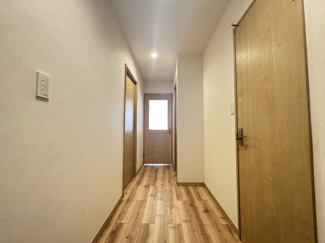 木場サニータウンの玄関|木の温もりを感じられるフローリングです♪