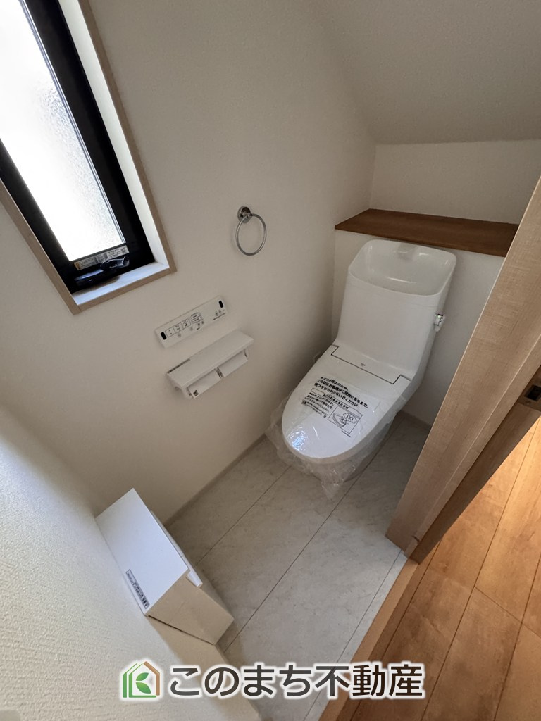 いろどりアイタウン日光市森友23-P1のトイレ|小窓から換気ができて清潔なトイレスペース☆