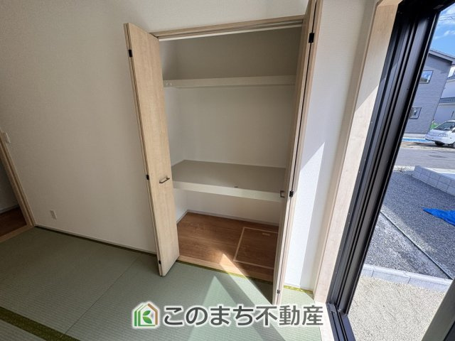 いろどりアイタウン日光市森友23-P1の和室|中棚付きの収納はお布団をしまうのにも最適です♪お子様のお昼寝にも便利な和室です。