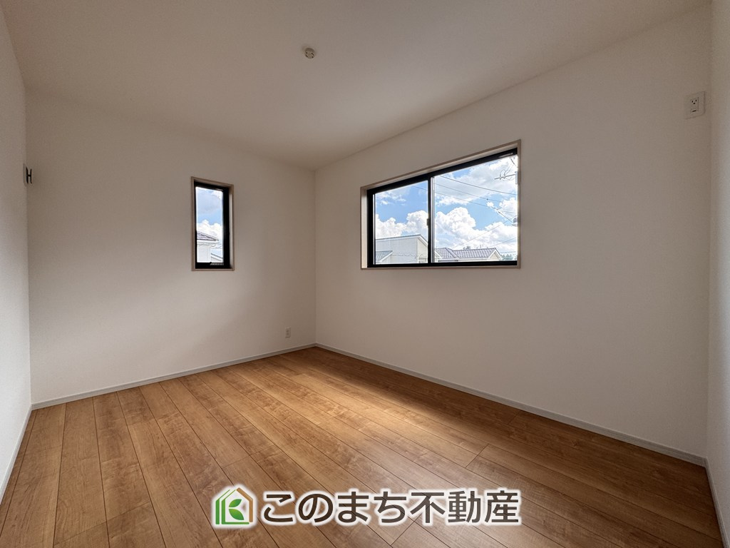 いろどりアイタウン日光市森友23-P1の洋室|日当たりが良く明るい洋室です。クローゼット付きで家具の配置がしやすく居心地の良いプライベート空間を演出します。