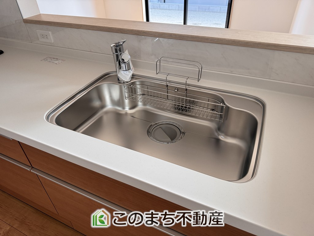 いろどりアイタウン日光市森友23-P1のキッチン|ビルトイン型浄水器を内蔵したキッチン水栓。お米を研いだり、野菜を洗ったりするときなど用途に応じてワンタッチで浄水に切り替えが可能です。カートリッジ式なので、フィルターを簡単に交換する事が出来ます。