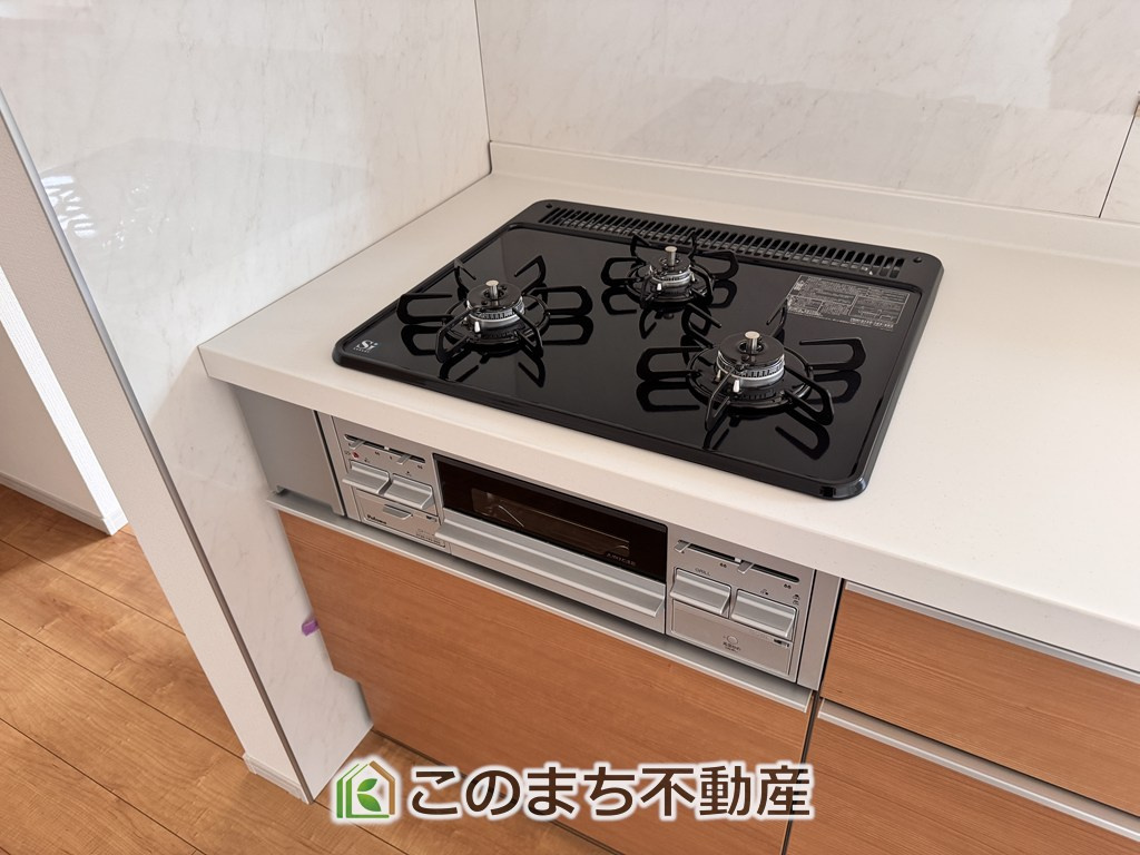 いろどりアイタウン日光市森友23-P1のキッチン|三ツ口コンロ採用で、同時調理もスムーズ◎！お料理を並べられるカウンター付きで、配膳・片付けをサポート！リビングで過ごすご家族とコミュニケーションを楽しみながら作業可能です♪