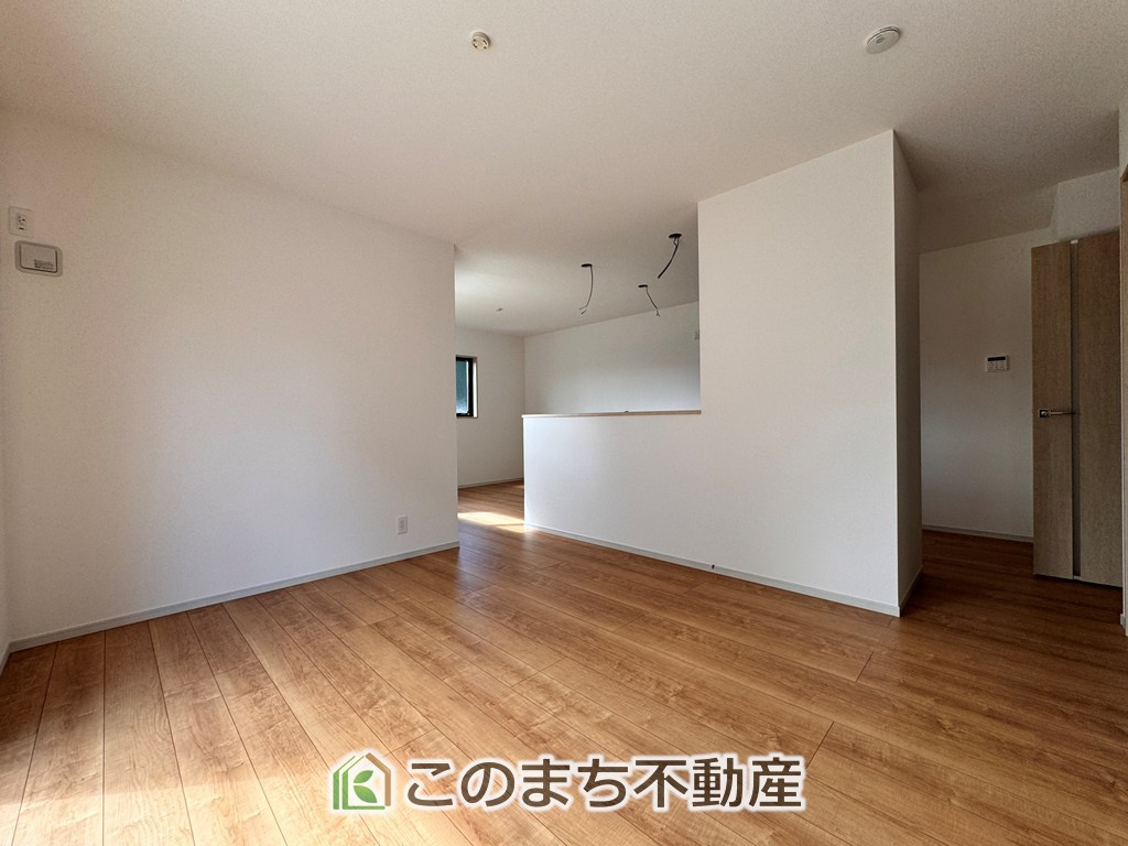 いろどりアイタウン日光市森友23-P1の居間・リビング|開放感のある広々としたリビング☆家族みんなでゆったりくつろげます♪
南側から暖かな日差しが差し込みます♪キッチンからリビングの様子がよく見渡せます☆
