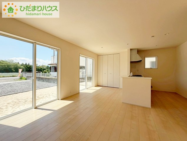 いわき市仁井田寺前1期　新築戸建　1号棟の居間・リビング|時間がない時もらくらくと車の出し入れができる並列駐車場を完備！！
