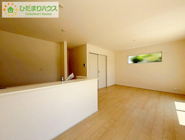 いわき市仁井田寺前1期　新築戸建　1号棟の居間・リビング|奥行き感あるLDK。一体の空間ながらほどよい距離を保ち、家族がおもいおもいに好きな場所で寛げます。