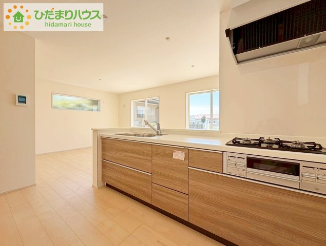 いわき市仁井田寺前1期　新築戸建　1号棟のキッチン|家族でのコミュニケーションがとれる対面型システムキッチン。横一列にシンクとコンロをまとめたシンプルな形です。動きやすさとスタイリッシュなデザインが魅力。