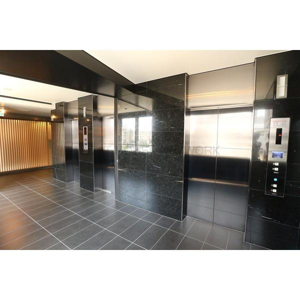 【その他共用部分】 | 【エレベーターホール】シックでな雰囲気4階エレベーターホール！居住フロアのエレベーターは全3基！