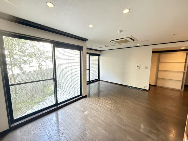 エルザ京都御所西の居間・リビング|1階につき専用庭やテラス付のお部屋です。