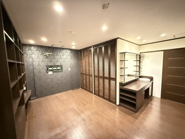 エルザ京都御所西の洋室|収納が充実している納戸です。パウダーコーナー付。
