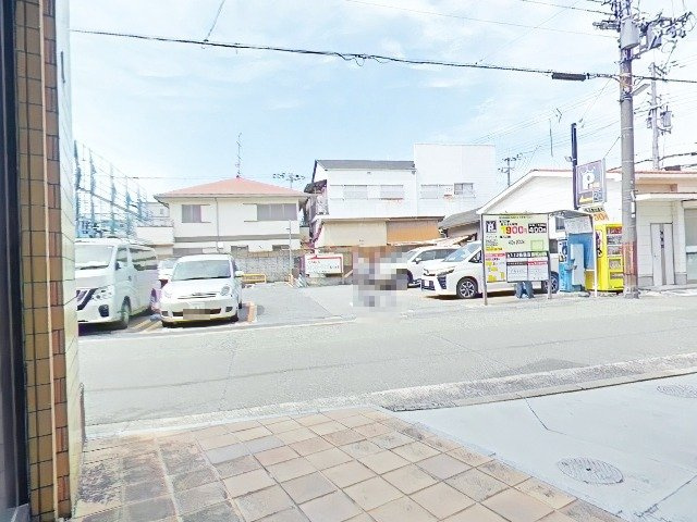 ドルチェ武庫之荘店舗・事務所の周辺|道を挟んで西側の駐車場