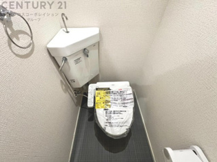 温水洗浄便座付トイレは温水洗浄機能により、暖かい水でおしりを洗浄することができ、冷たい水を使う従来の便座に比べ、温水洗浄機能で暖かいトイレを提供し、快適な使用を可能にします。