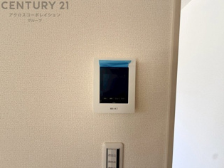 訪問者が来たときにテレビ画面で確認できるため、安心してドアを開けられます。録画機能があるものもあり、留守中に来訪者を記録しておくことができます。利便性が高く、セキュリティ面でも安心です。