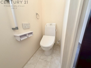 温水洗浄便座付トイレは温水洗浄機能により、暖かい水でおしりを洗浄することができ、冷たい水を使う従来の便座に比べ、温水洗浄機能で暖かいトイレを提供し、快適な使用を可能にします。