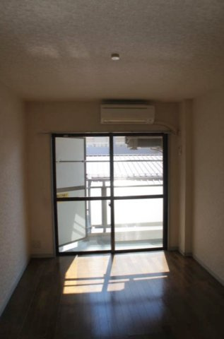 室内からベランダを（逆光）