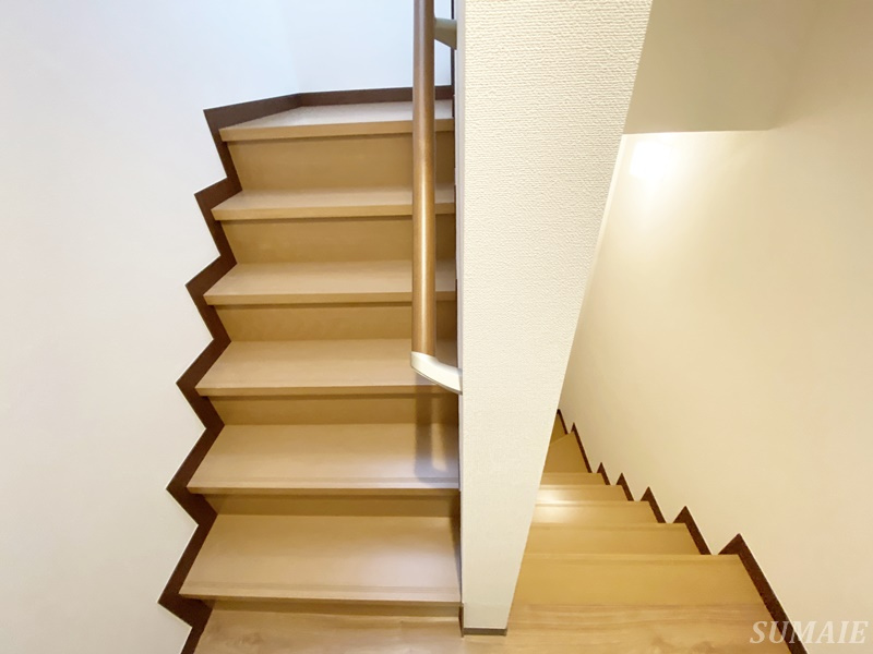 ルミナスフラットの内装|階段です☆