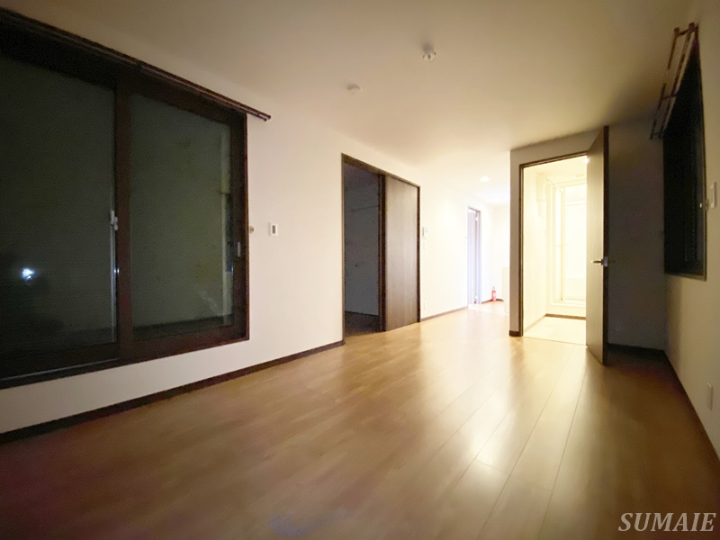 ルミナスフラットの居間・リビング|別角度から見た10.5帖のリビングです☆