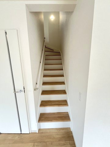 【内装】 | 大野城市南ケ丘2丁目3期　2号棟（全2棟）【仲介手数料無料・0円】 | 現地写真。2階へ上がる階段です。手摺もついて安全ですね。
