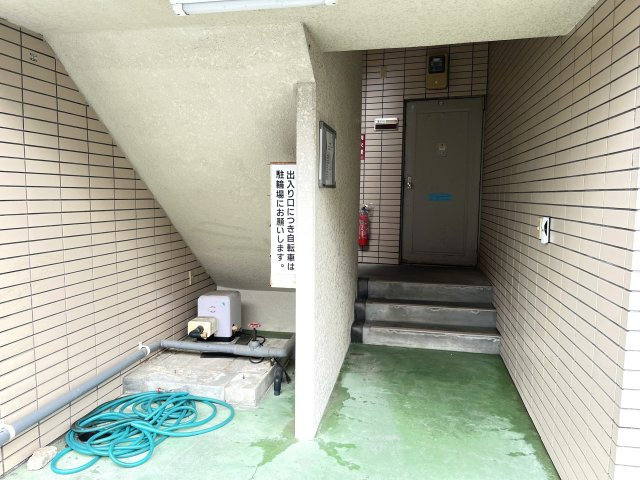 ウエストコートＢのエントランス