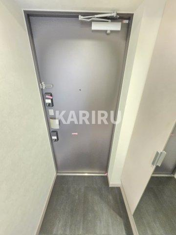 プレサンス京橋ＧＲＥＥＮ　ＹＡＲＤアルミラの玄関