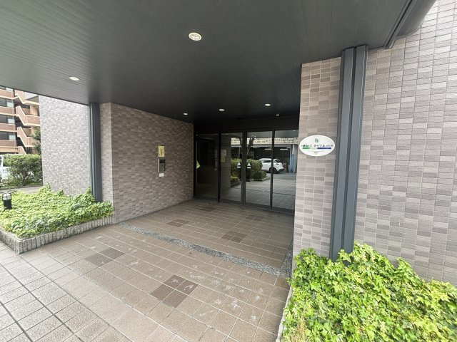 アージュ・リベルテ本山のエントランス
