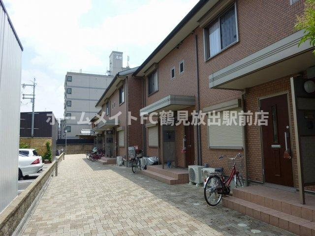 東大阪市長田西２丁目のハイツのエントランス