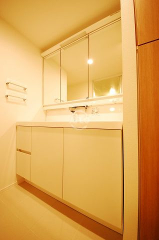 One Shinmachi　堀江小学校区の独立洗面台|One Shinmachi　洗面脱衣所