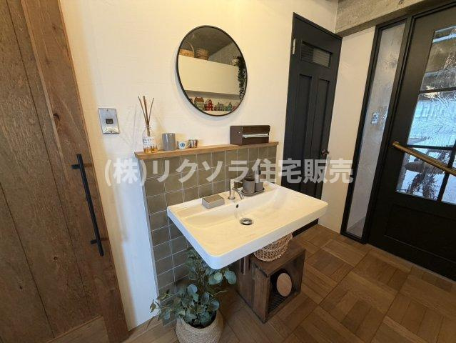 守口ハイライフB棟の独立洗面台|造作洗面台
■物件内覧・資金計画相談・住宅ローン相談、リフォーム相談、お問合せ受付中■
※当日・翌日のご内覧、ご相談はお電話でのお問合せがスムーズです！
