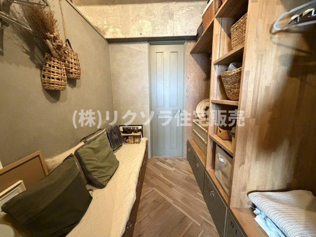 守口ハイライフB棟の収納|玄関とお部屋を繋ぐウォークスルークローゼット
■物件内覧・資金計画相談・住宅ローン相談、リフォーム相談、お問合せ受付中■
※当日・翌日のご内覧、ご相談はお電話でのお問合せがスムーズです！