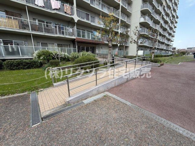 守口ハイライフB棟の現況写真|エントランススロープ
■物件内覧・資金計画相談・住宅ローン相談、リフォーム相談、お問合せ受付中■
※当日・翌日のご内覧、ご相談はお電話でのお問合せがスムーズです！
