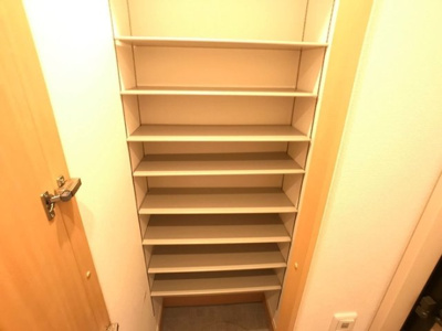 【玄関】 | Ｄ-ｒｏｏｍ思川ルージュ Ａ | トールタイプのシューズボックス