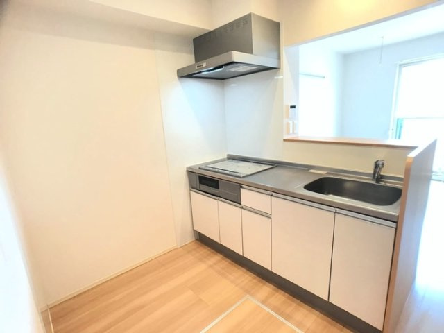 【キッチン】 | Ｄ-ｒｏｏｍ思川ルージュ Ａ | 対面システムキッチン ＩＨ付
