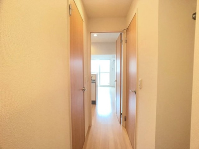 【玄関】 | Ｄ-ｒｏｏｍ思川ルージュ Ａ | 玄関～洋室
