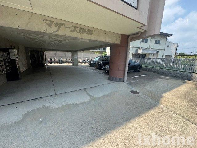 マザーズ岸部の駐車場|駐車スペースもあります