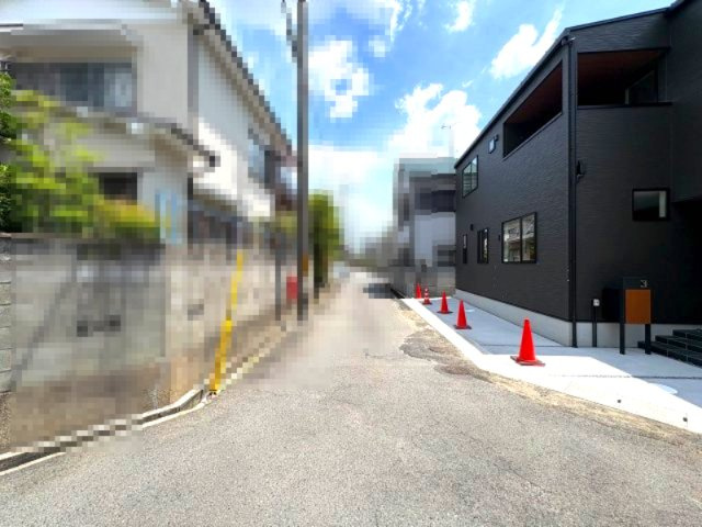 向日市寺戸町向畑の前面道路含む現地写真|北側接道は間口約9.2ｍあり、見栄えのする建物です！