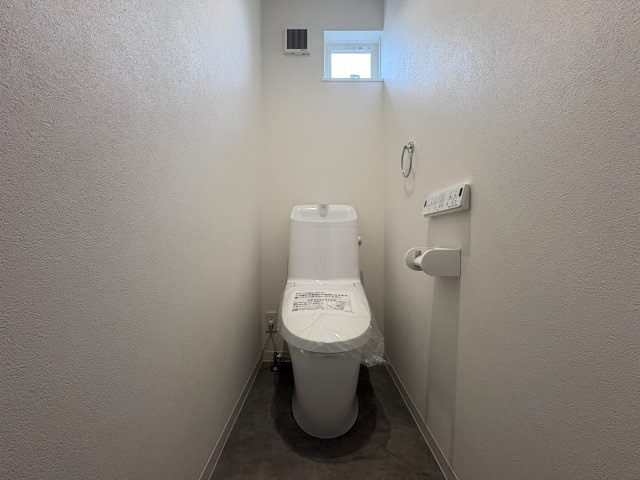 向日市寺戸町向畑のトイレ|トイレは1.2階にあり、混み合う朝も重宝します！